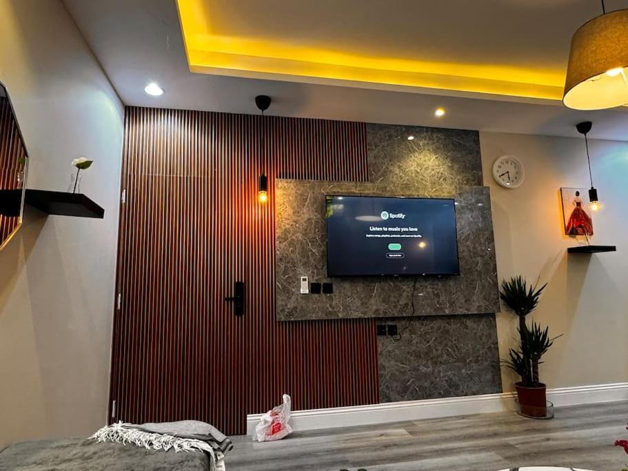 وسيعة بمطبخ تحضيري ودخول ذاتي